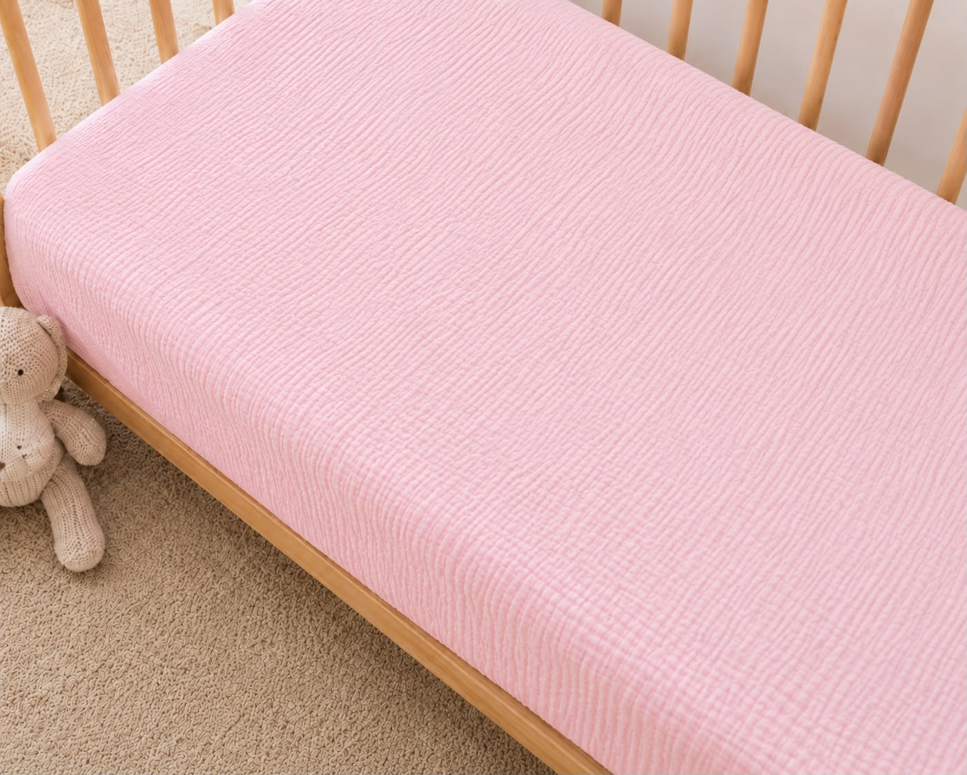 Husa pat muselina roz cu elastic pe patut 60x120