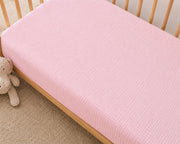 Husa pat muselina roz cu elastic pe patut 60x120